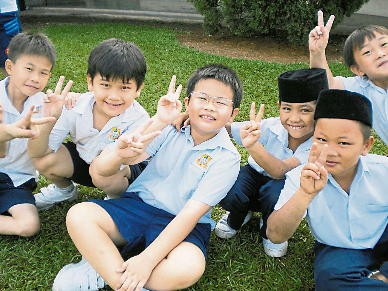 柔佛光南学校的学生。现在不少华小不只有异族学生，更有外国小孩报读，使学校更有联合国般的气氛。(照片：星洲日报)