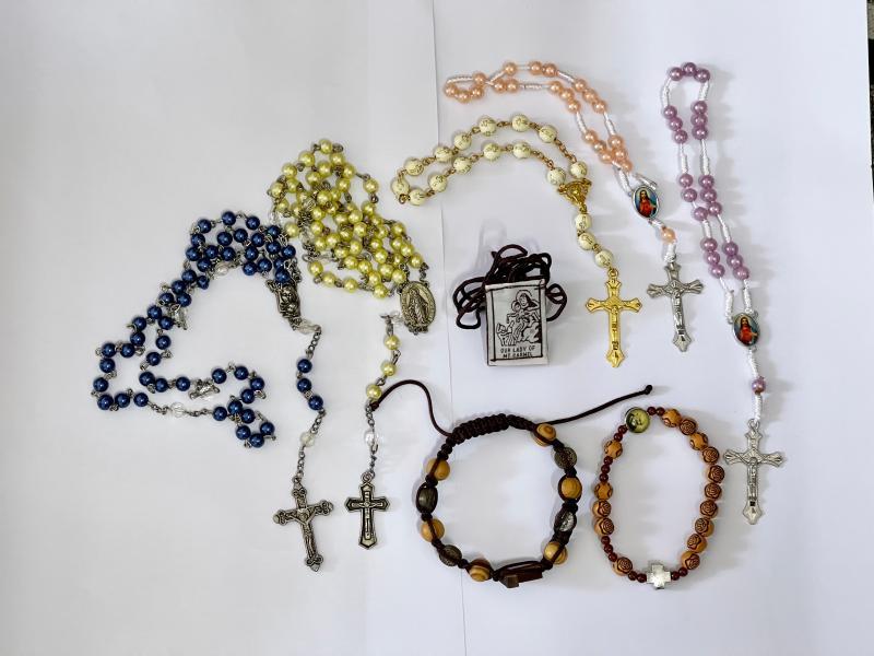 艾哲耶是天主教徒，使用玫瑰经念珠（Rosary）。